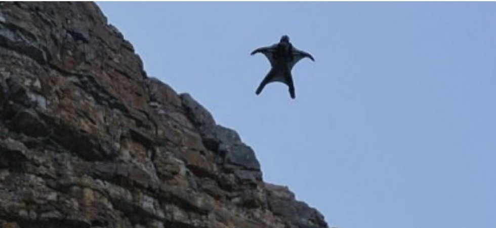 Paura per un base jumper: perde il controllo della vela atterrando sui filari dei vigneti